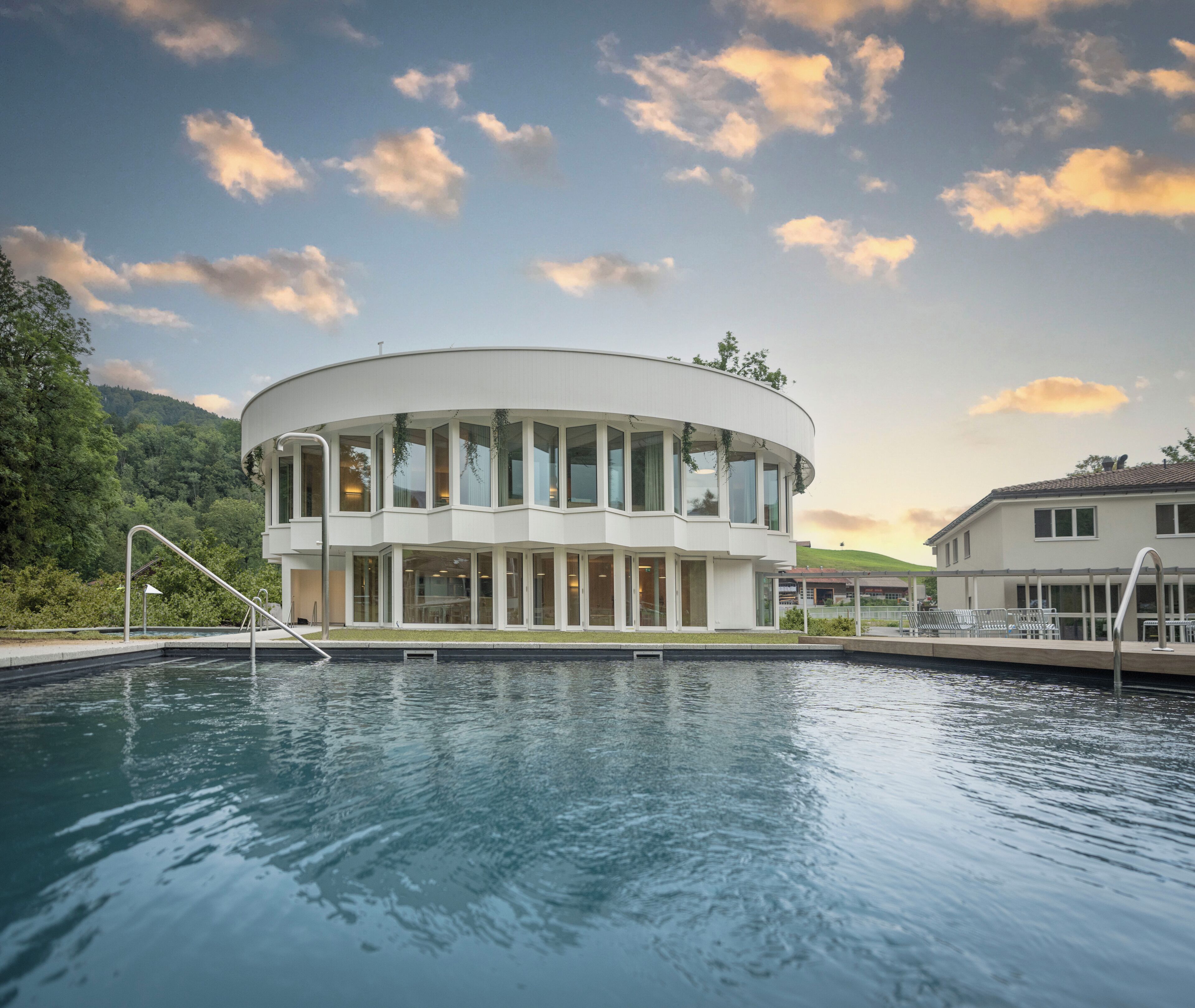 Kolam renang indoor dan 3 kolam renang outdoor