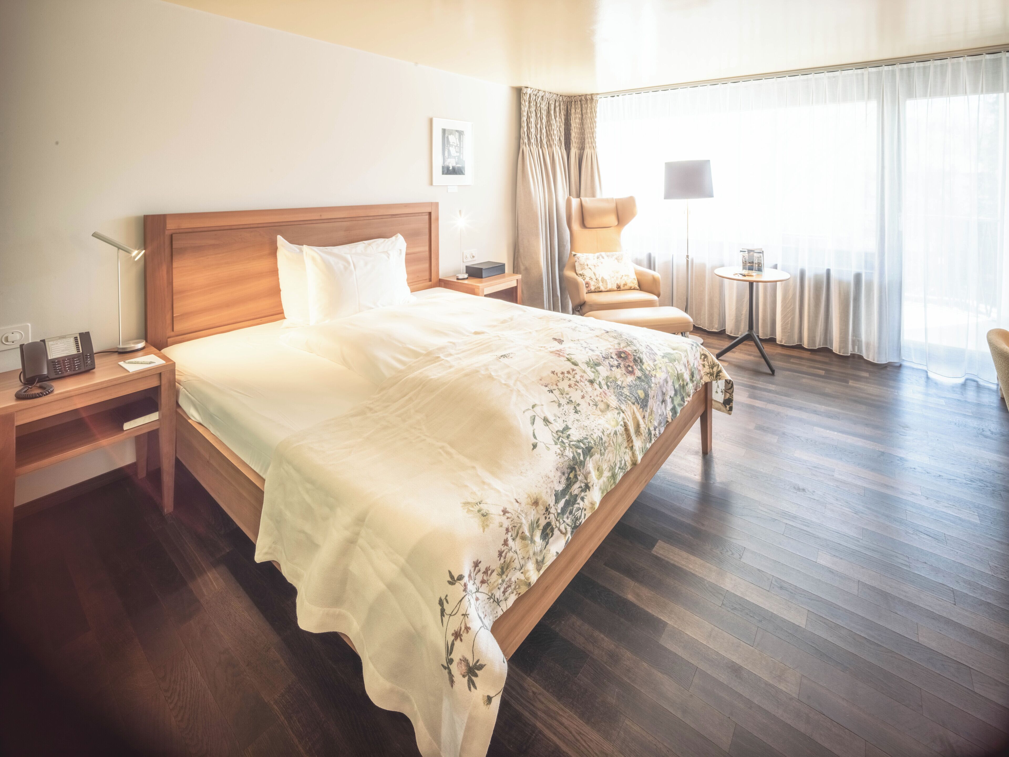 低過敏寢具、客房內保險箱、書桌、筆電工作空間