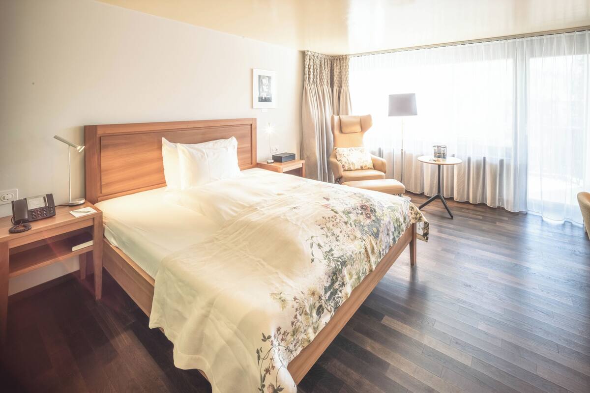 Literie hypoallergénique, coffres-forts dans les chambres, bureau