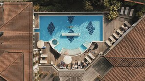 Piscine couverte, 3 piscines extérieures, parasols de plage