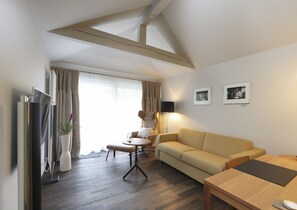 Junior Suite mit Balkon | Living area | 43-inch flat-screen TV with cable channels - Hof Weissbad Health & Wellness Resort (Schwende)