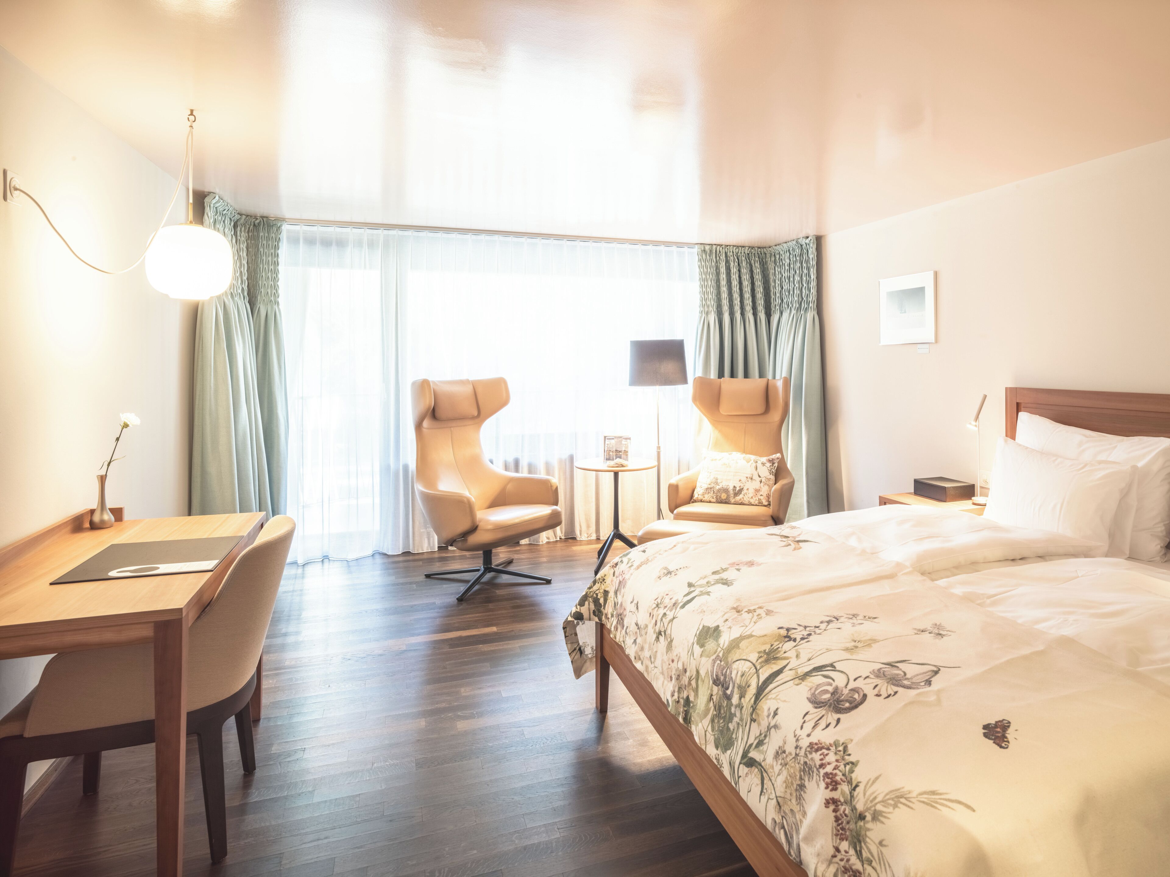 Comfort Zimmer mit Balkon und Südsicht | 低過敏寢具、客房內保險箱、書桌、筆電工作空間