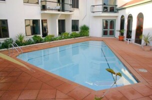 Una piscina al aire libre de temporada
