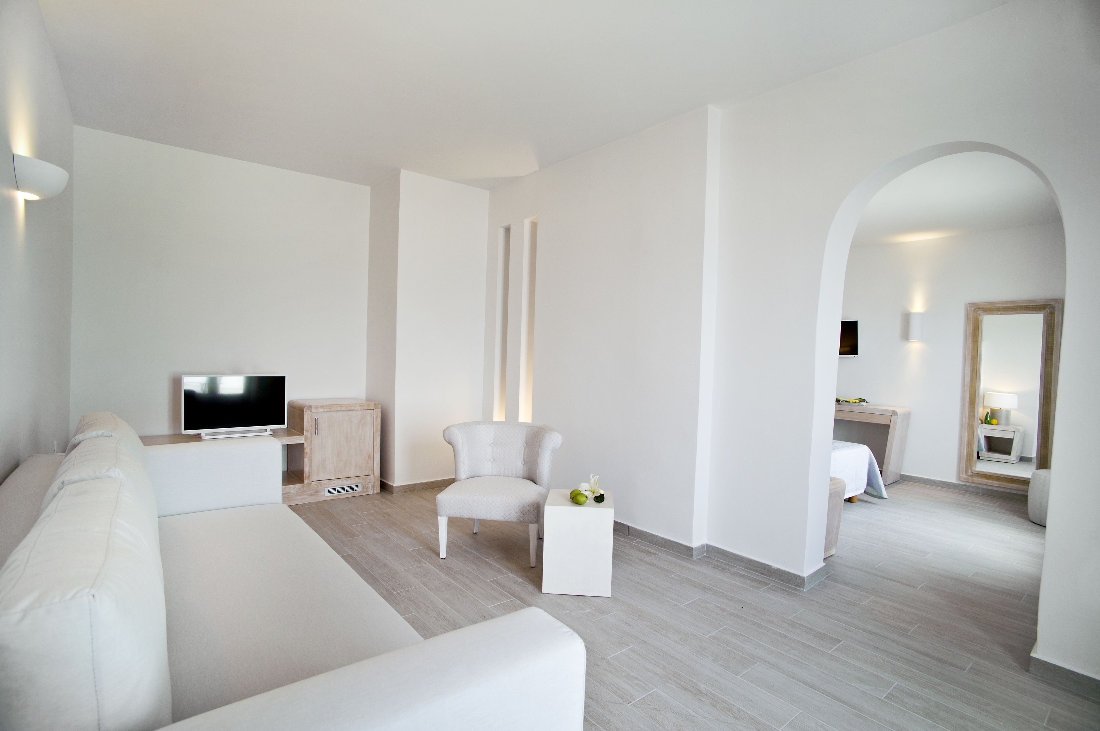 suite | living area | flat-screen tv