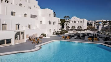 Seasonal outdoor pool, pool loungers