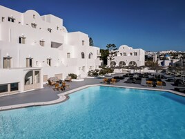 Seasonal outdoor pool, sun loungers