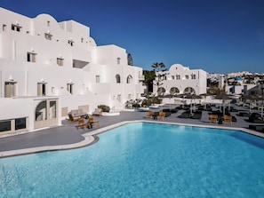 Seasonal outdoor pool, sun loungers