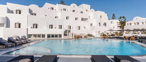 Seasonal outdoor pool, sun loungers