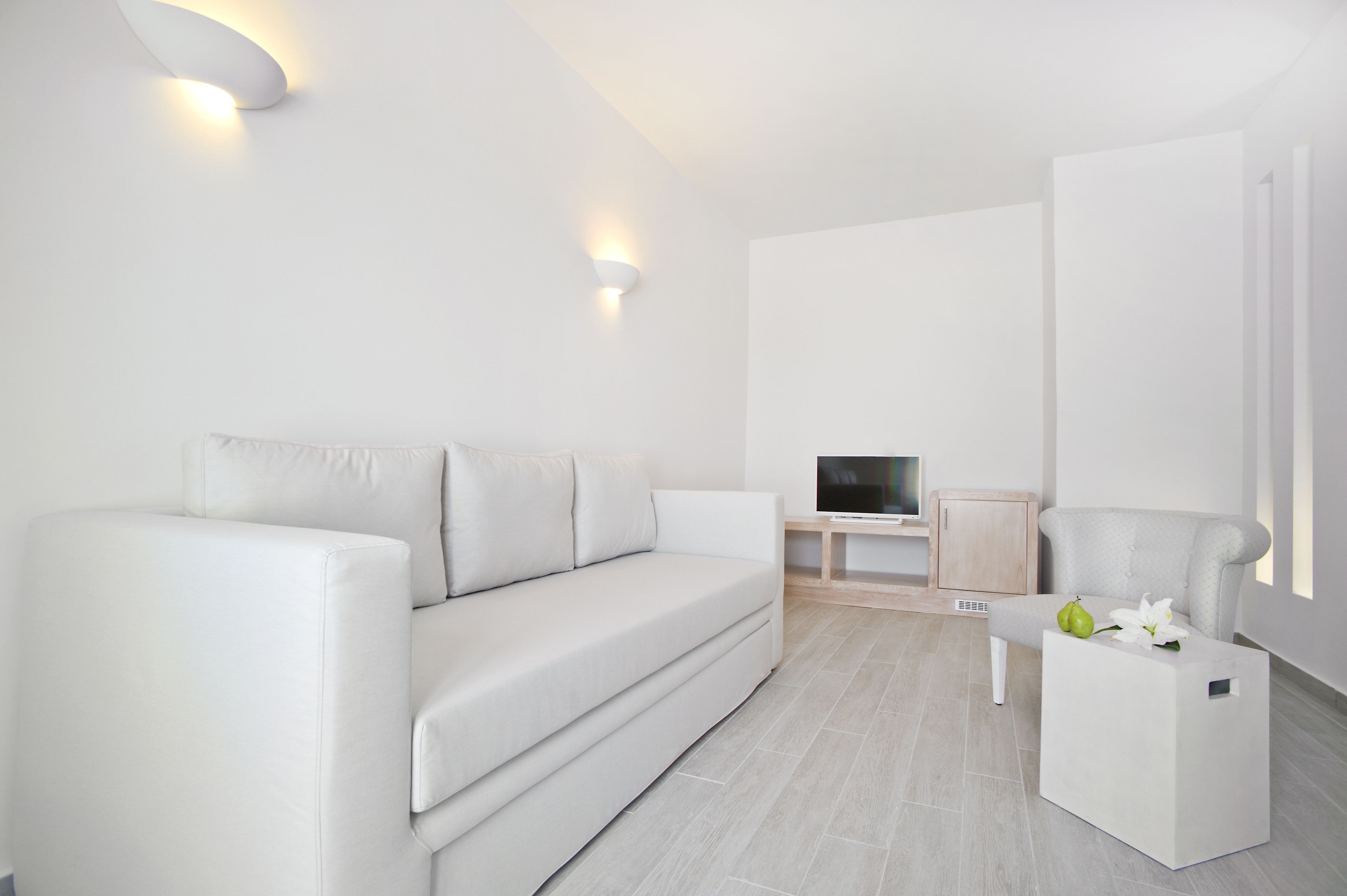 suite | living area | flat-screen tv