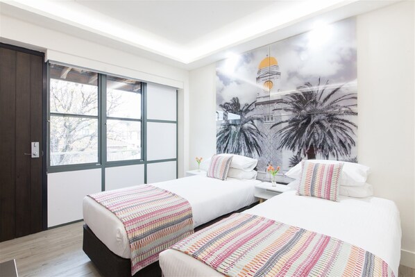 Habitación con 2 camas individuales | Escritorio, cortinas blackout y insonorización