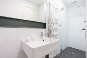 Shower, rainfall showerhead, free toiletries, hair dryer - Abode St Kilda (St Kilda)