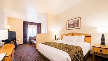 Bureau, rideaux occultants, fer et planche à repasser