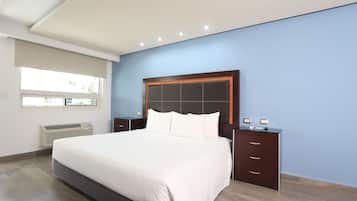 Habitación estándar, vistas a la piscina | Ropa de cama de alta calidad y colchones con acolchado adicional