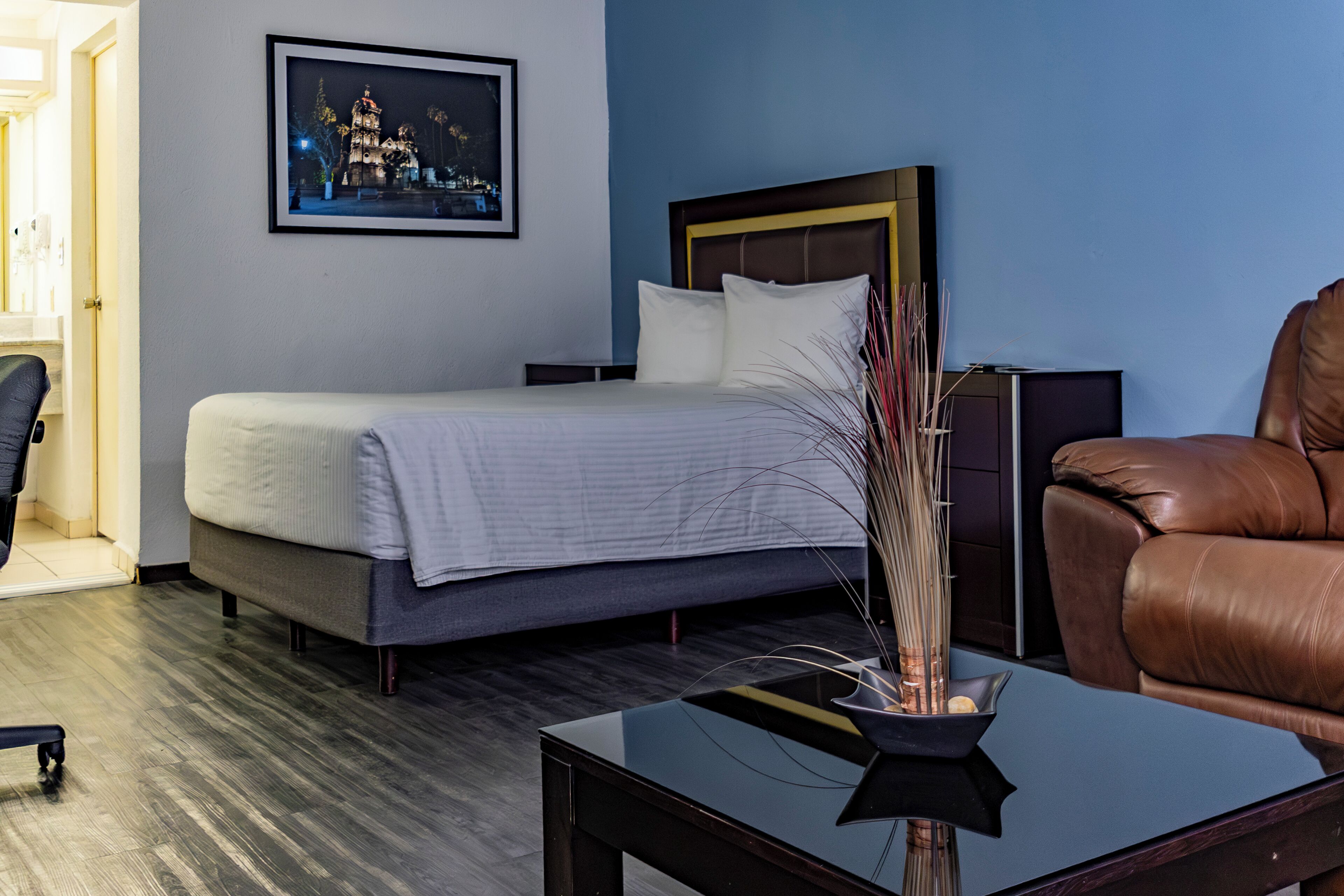 Enkeltrom – comfort | Sengetøy av topp kvalitet, senger med overmadrass og safe på rommet