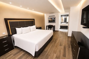 Premium bedding, pillow-top beds, in-room safe, desk - Quinta Dorada Hotel and Suites (Saltillo)