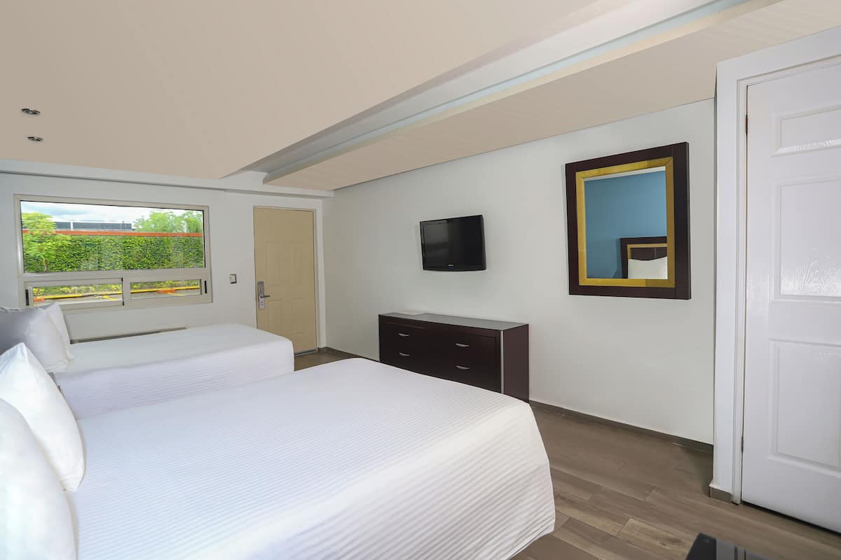 豪華雙人房, 2 張標準雙人床, 非吸煙房 | 高級寢具、舒適加層、客房內保險箱、書桌