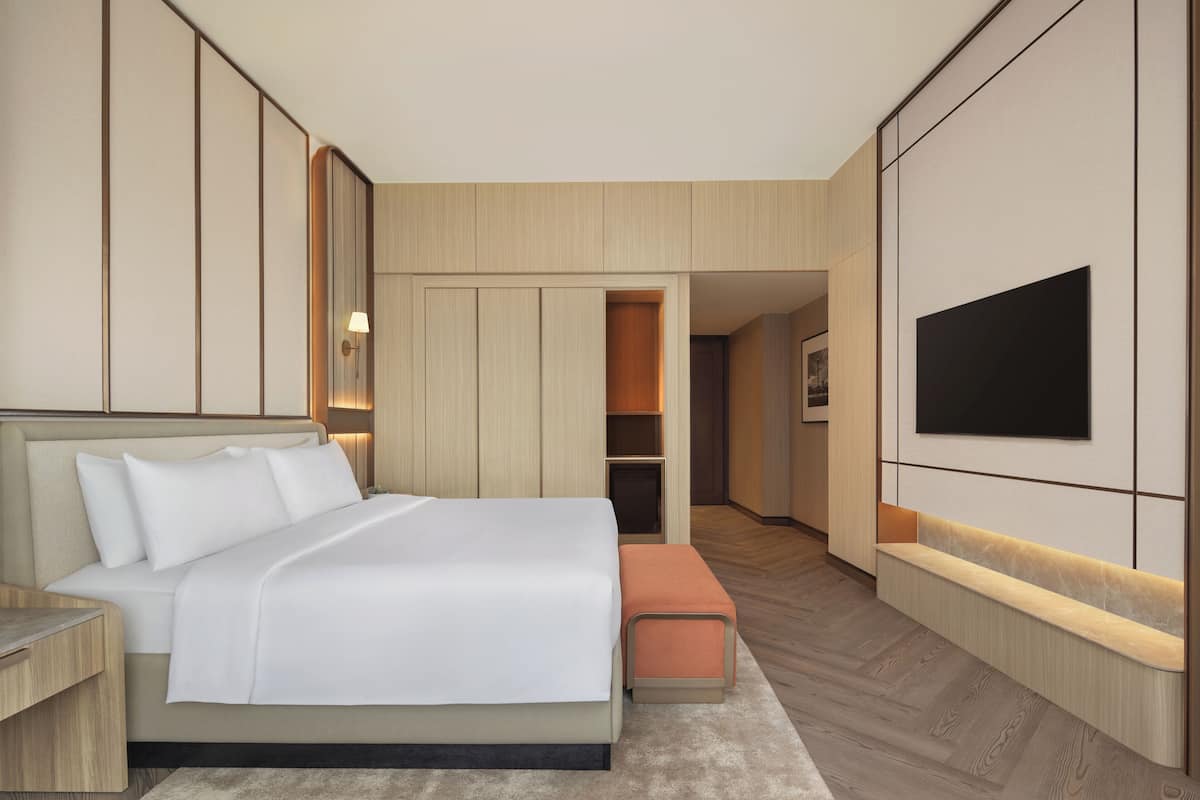 Premier Room, 1 King Bed, Non Smoking | 2 bedrooms, premium bedding, down comforters, free minibar items