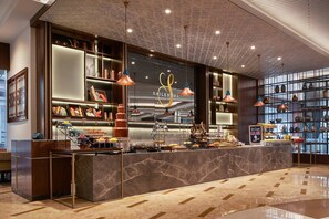 3 restaurants, breakfast, lunch, dinner served; international cuisine - JW Marriott Hotel Jakarta (Jakarta)