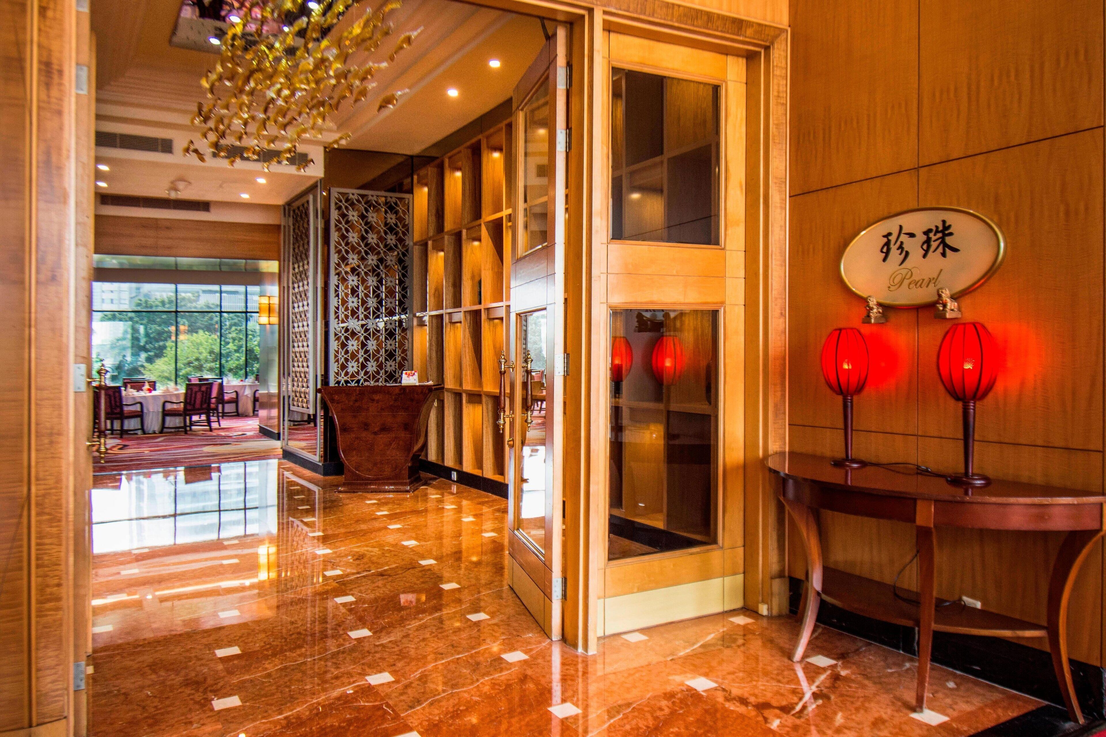 3 restaurants, breakfast, lunch, dinner served; international cuisine