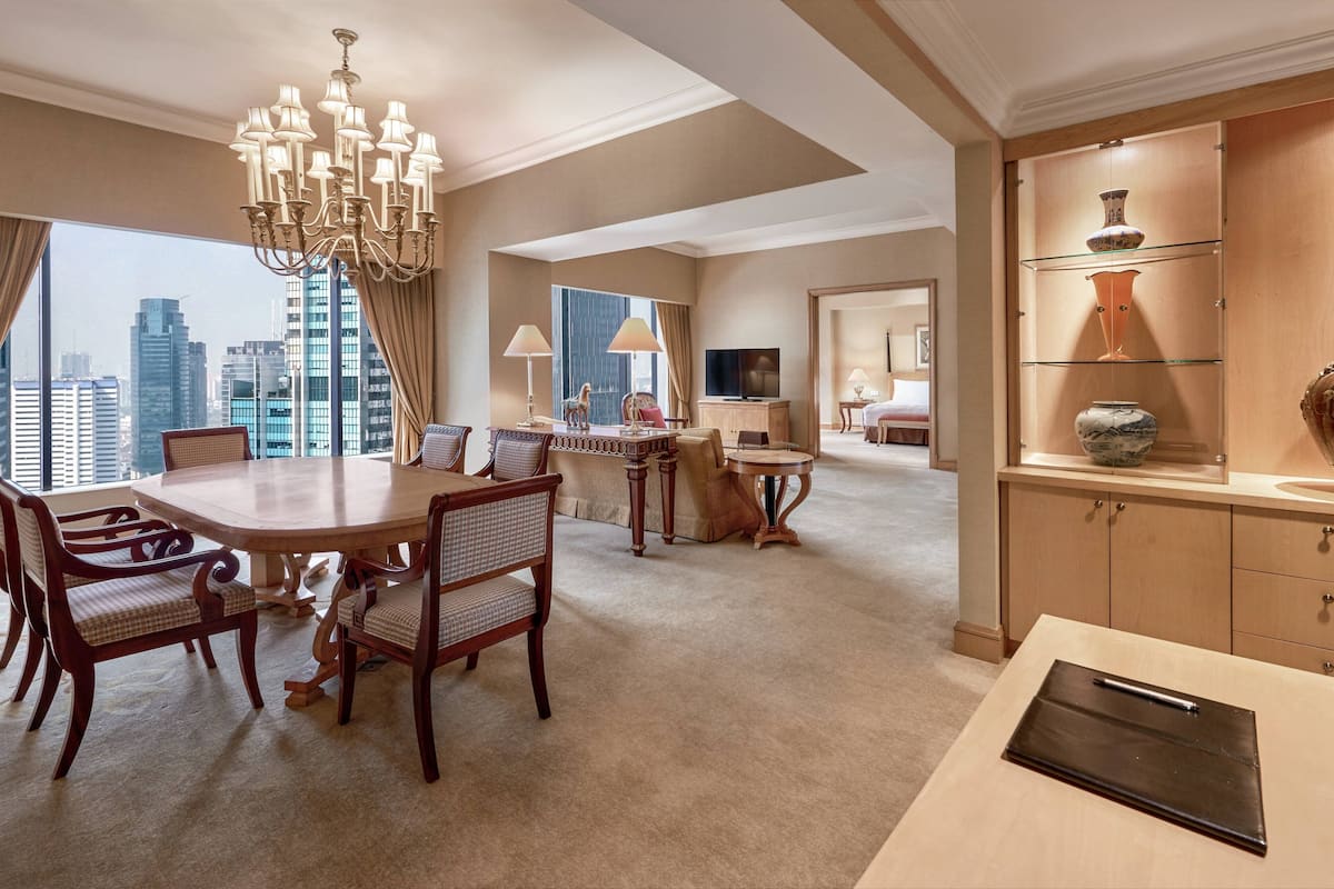 Suite Exécutive, 1 très grand lit, niveau Exécutif (JW Marriott Suite - High Floor) | Salle de séjour | Télévision LCD de 37 pouces avec chaînes par câble, télévision