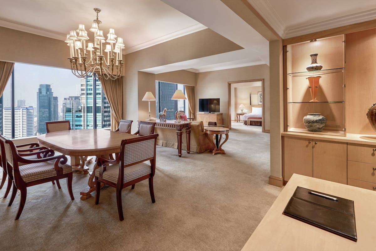 Executive Suite, 1 King Bed, Executive Level (JW Marriott Suite - High Floor) | Living room