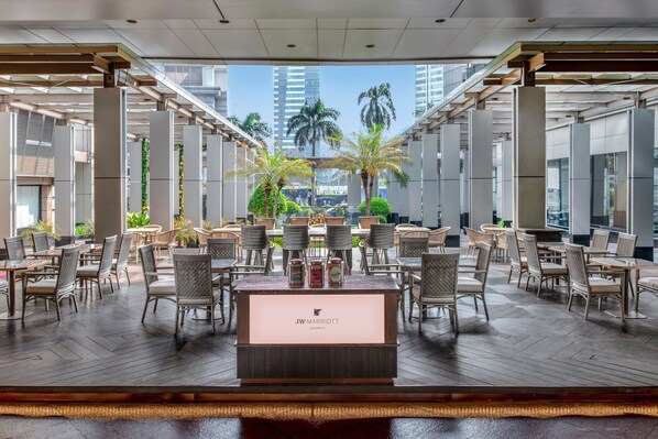 3 restaurants, breakfast, lunch, dinner served; international cuisine - JW Marriott Hotel Jakarta (Jakarta)