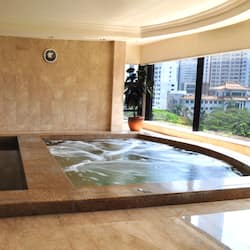 Bañera de hidromasaje interior