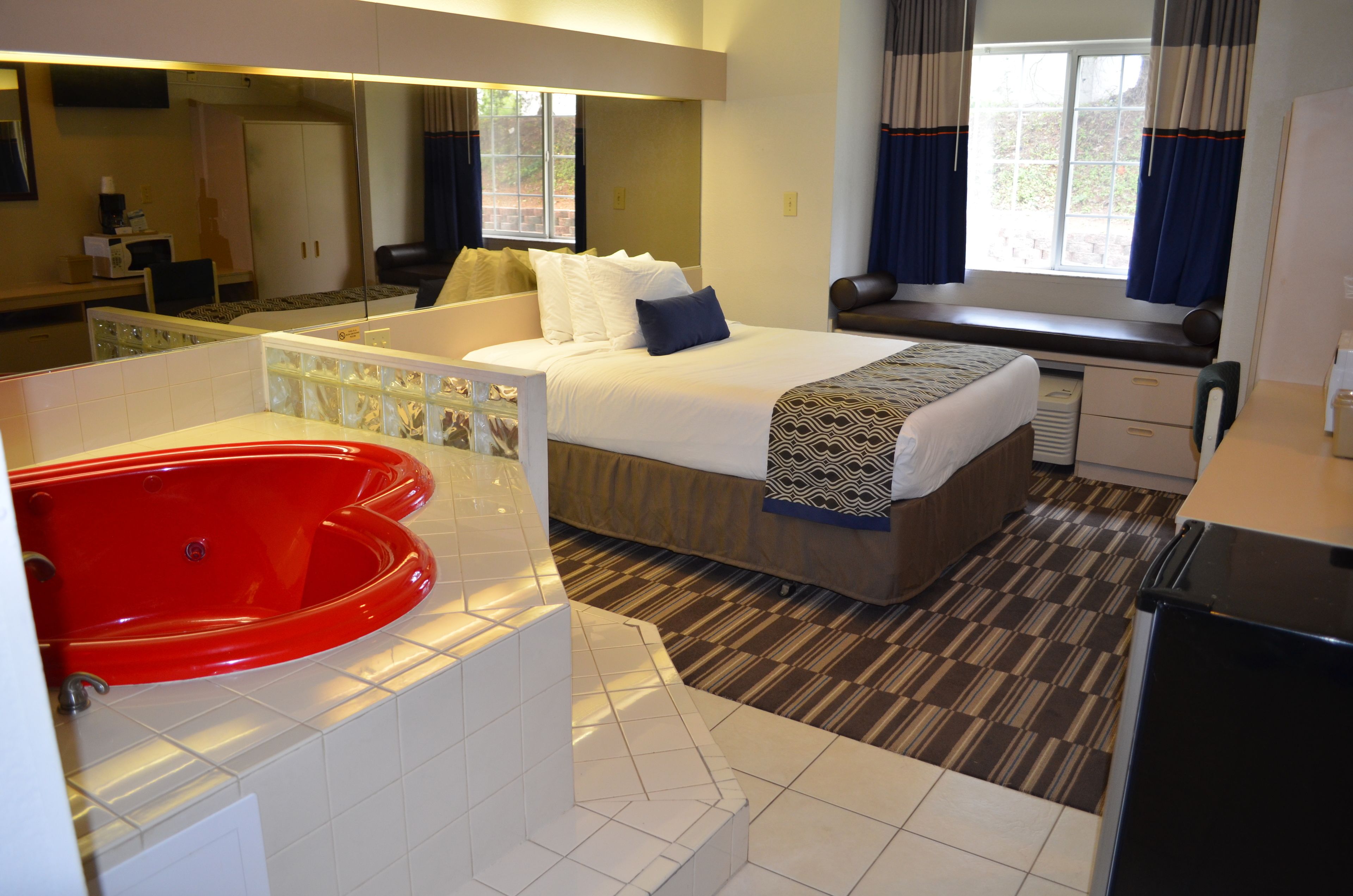 Suite, 1 Queen Bed (Jacuzzi) | Room amenity