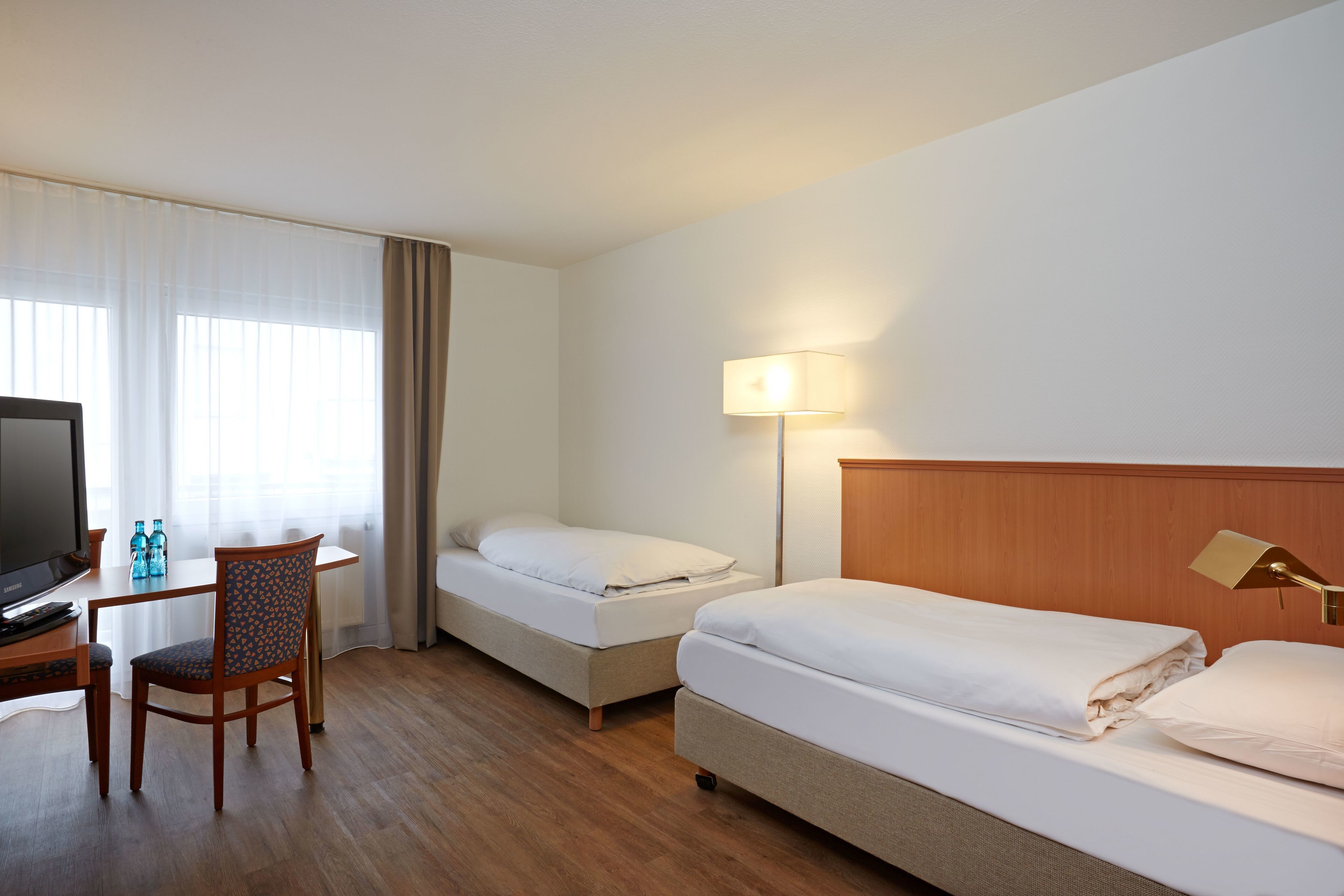 Eenvoudig appartement | Een bureau, geluiddichte muren, een strijkplank/strijkijzer