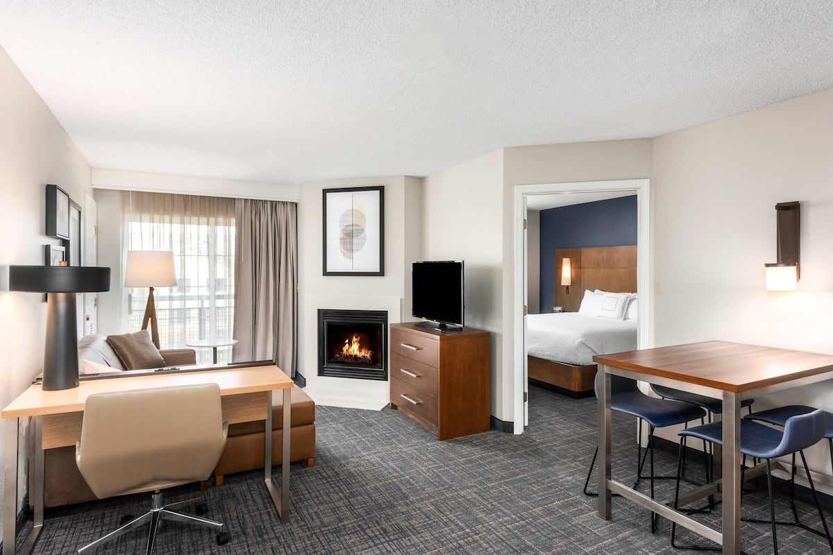Suite, 2 Bedrooms | Premium bedding, desk, iron/ironing board, free cribs/infant beds
