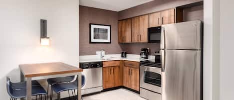 Refrigerador con freezer, microondas, placa de cocina, lavavajillas