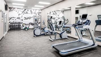 Ein Fitnessraum mit Laufbändern, Crosstrainern und Ergometer.