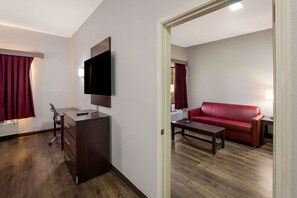 Suite, 1 kingsize bed met slaapbank, niet-roken | Een bureau, verduisterende gordijnen, een strijkplank/strijkijzer