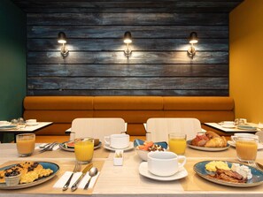 每日供应自助式早餐（每人 EUR 20）