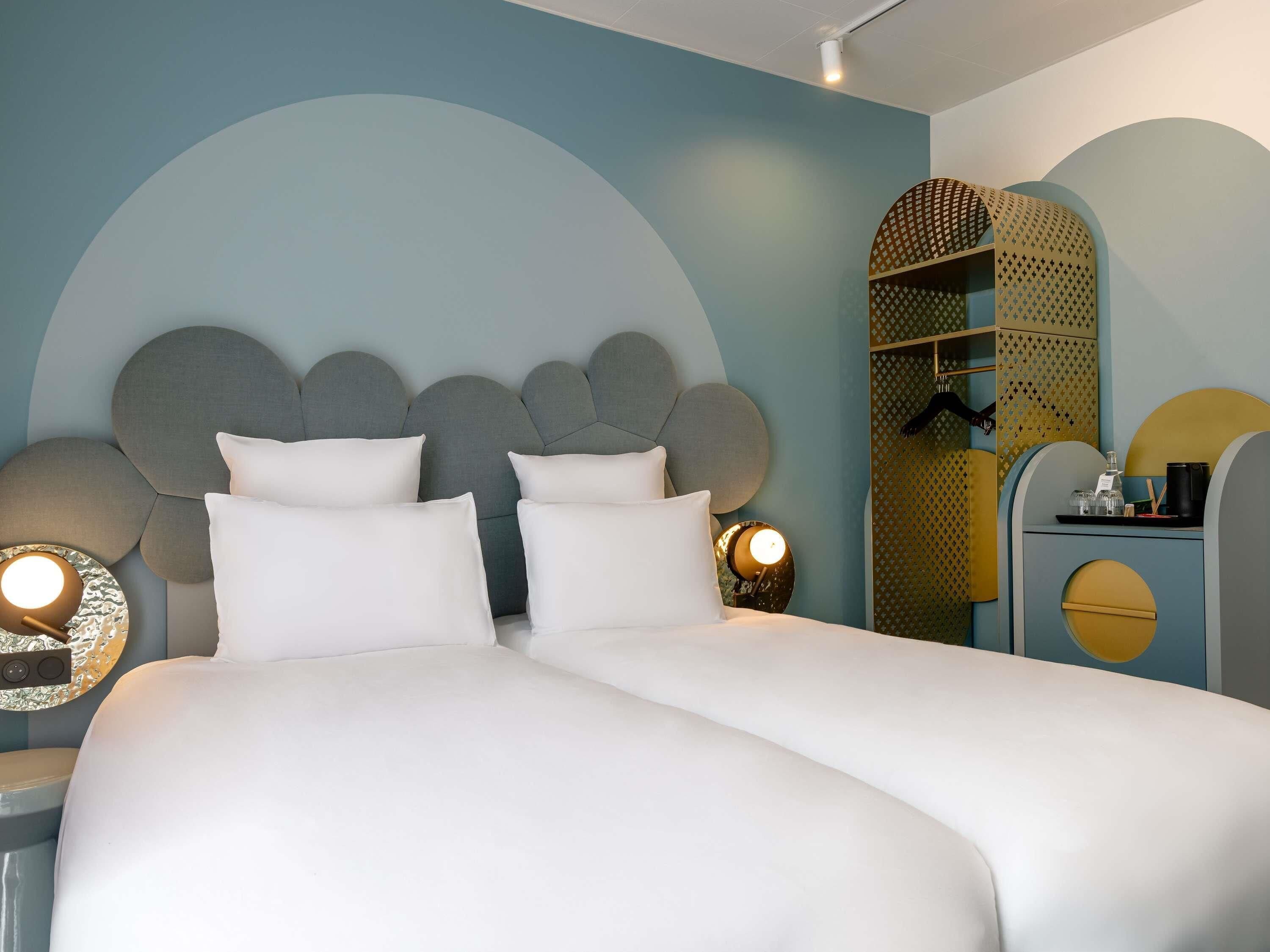 Habitación superior, 2 camas individuales | 1 dormitorio, caja fuerte, decoración individual y mobiliario individual