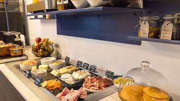 Tägliches Frühstücksbuffet (20 EUR pro Person)