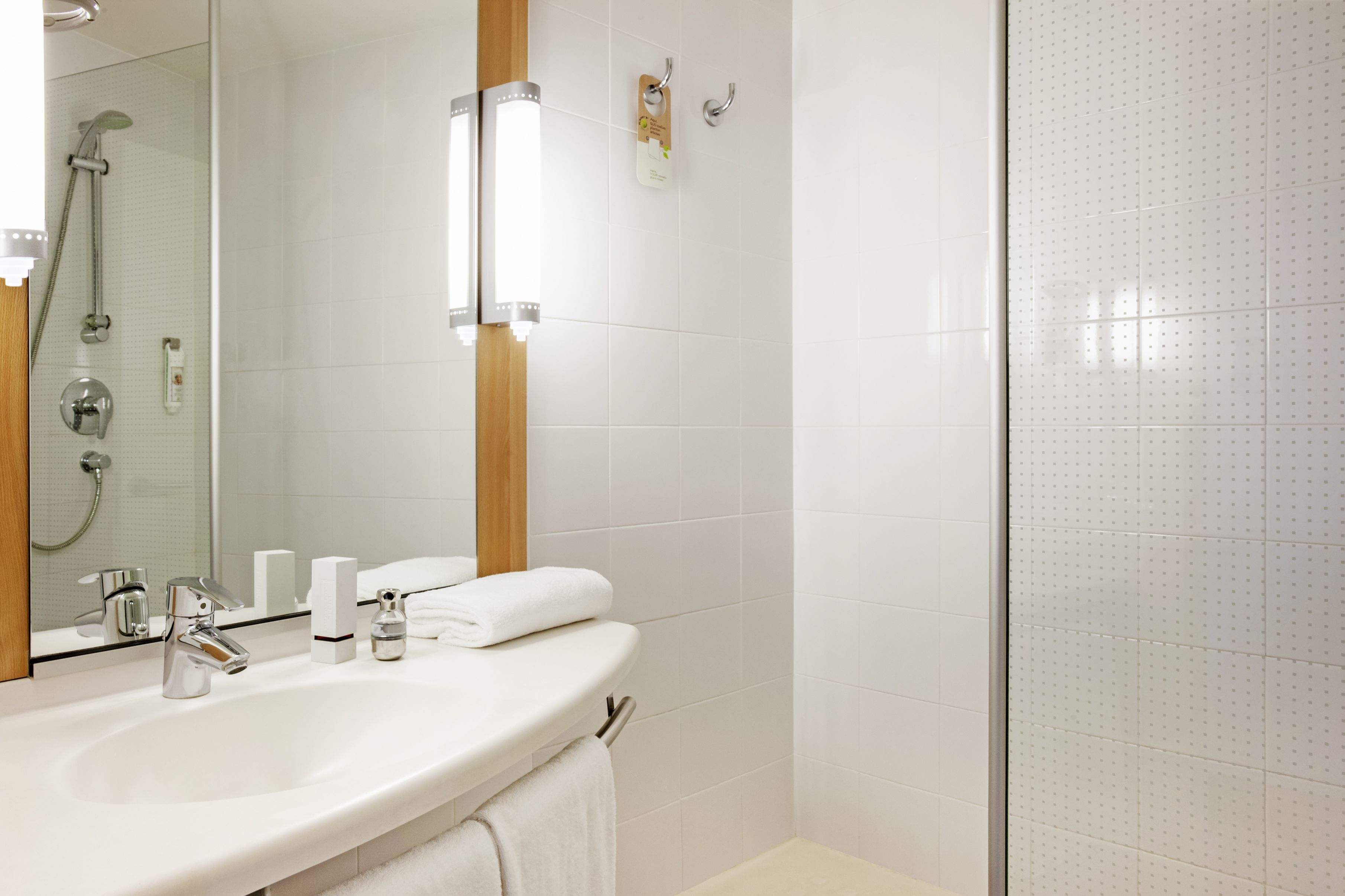 Douche, articles de toilette écologiques, sèche-cheveux