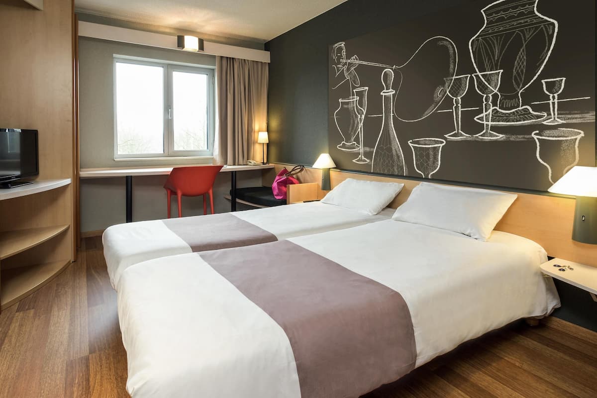 Desk, soundproofing, iron/ironing board, free WiFi