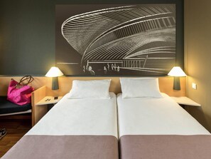 Escritorio, insonorización, tabla de planchar con plancha y wifi gratis 