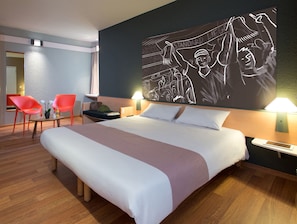 Schreibtisch, schallisolierte Zimmer, Bügeleisen/Bügelbrett