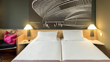 Een bureau, geluiddichte muren, een strijkplank/strijkijzer, gratis wifi