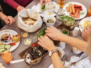 每日供應自助早餐 (費用另計)