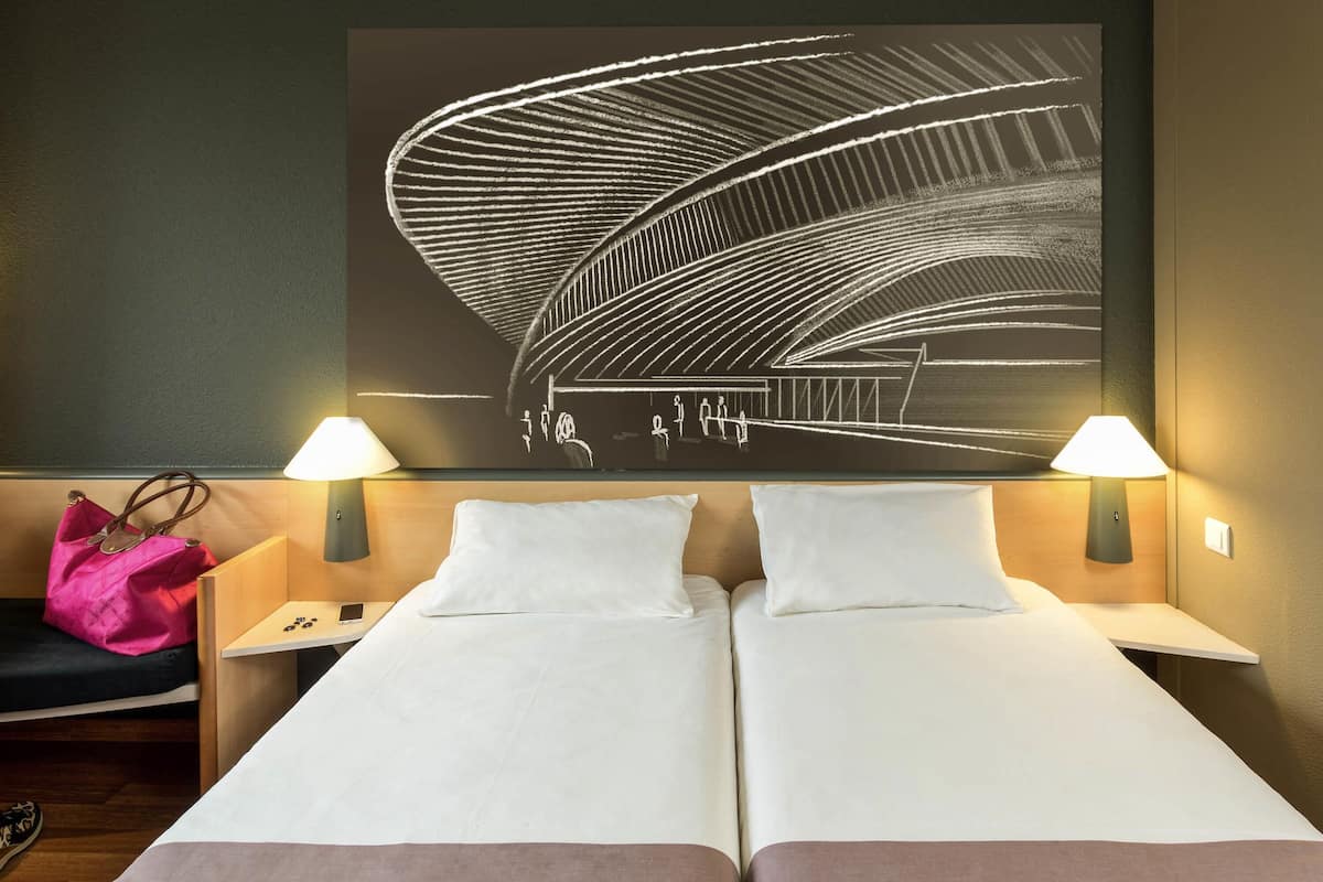 Schreibtisch, schallisolierte Zimmer, Bügeleisen/Bügelbrett