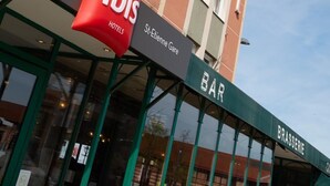 A hotel building with an 'ibis' sign, a 'BAR' sign, and a 'BRASSERIE' sign. - ibis Styles Saint Étienne Gare Châteaucreux (Saint-Etienne)