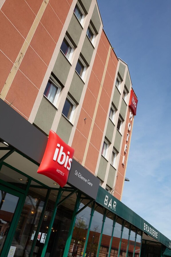 A hotel with an 'ibis' sign, a 'BAR' sign, and a 'BRASSERIE' sign. - ibis Styles Saint Étienne Gare Châteaucreux (Saint-Etienne)