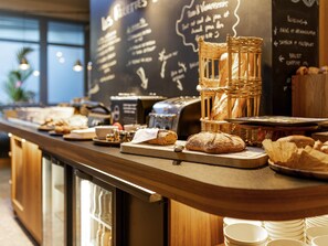 A bakery counter with bread, pastries, and a coffee machine. - ibis Styles Saint Étienne Gare Châteaucreux (Saint-Etienne)