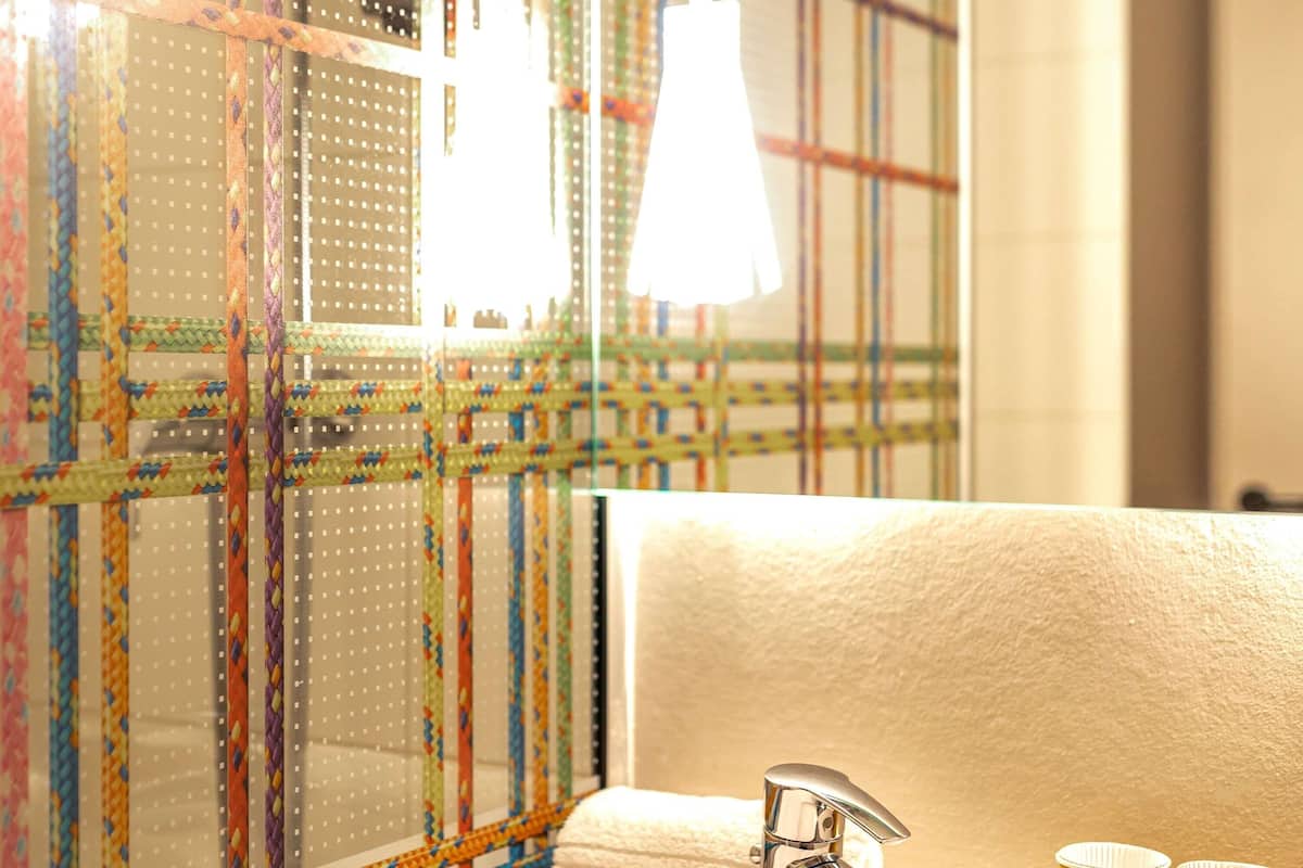 Literie de qualité supérieure, surmatelas, bureau