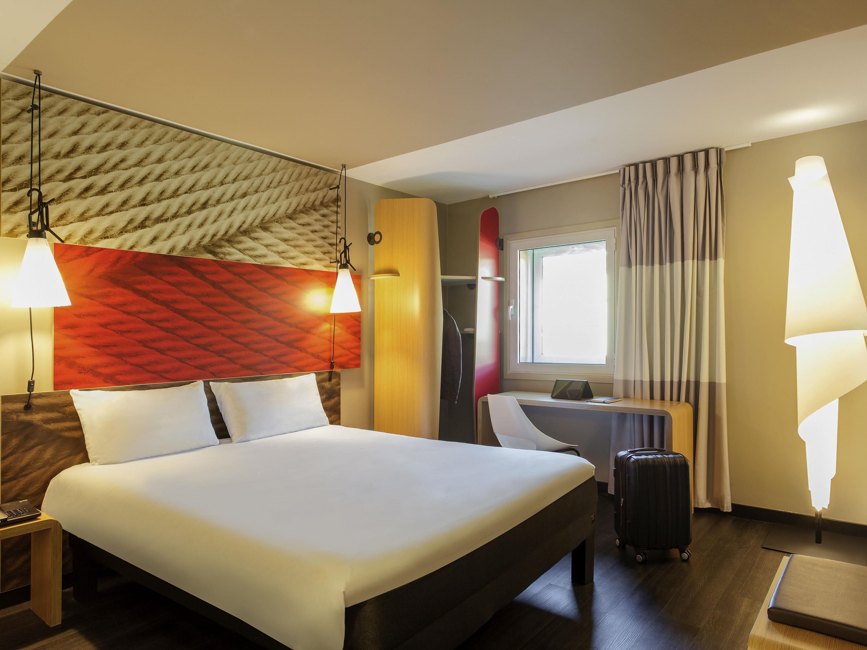 Suite, 1 Queen Bed with Sofa bed | Desk, blackout curtains, soundproofing, free WiFi