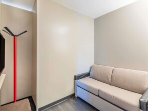 Suíte, 1 cama Queen e sofá-cama | Escrivaninha, cortinas blackout, quartos à prova de som