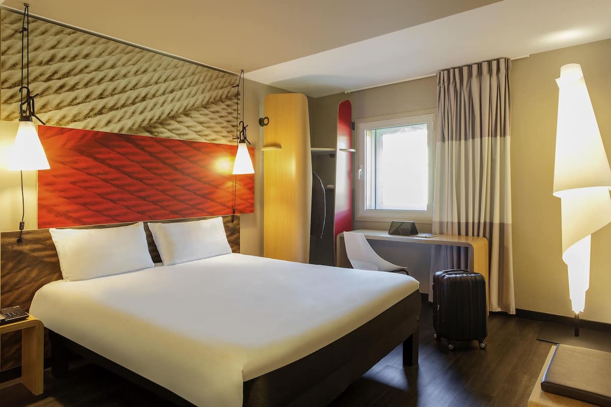 Suite, 1 Queen Bed with Sofa bed